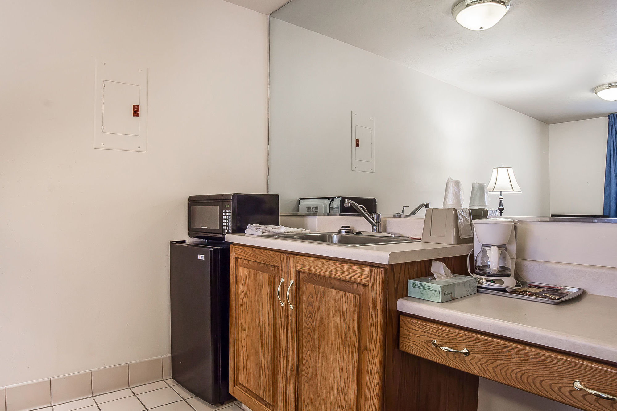 Econo Lodge Inn & Suites Logan Room photo